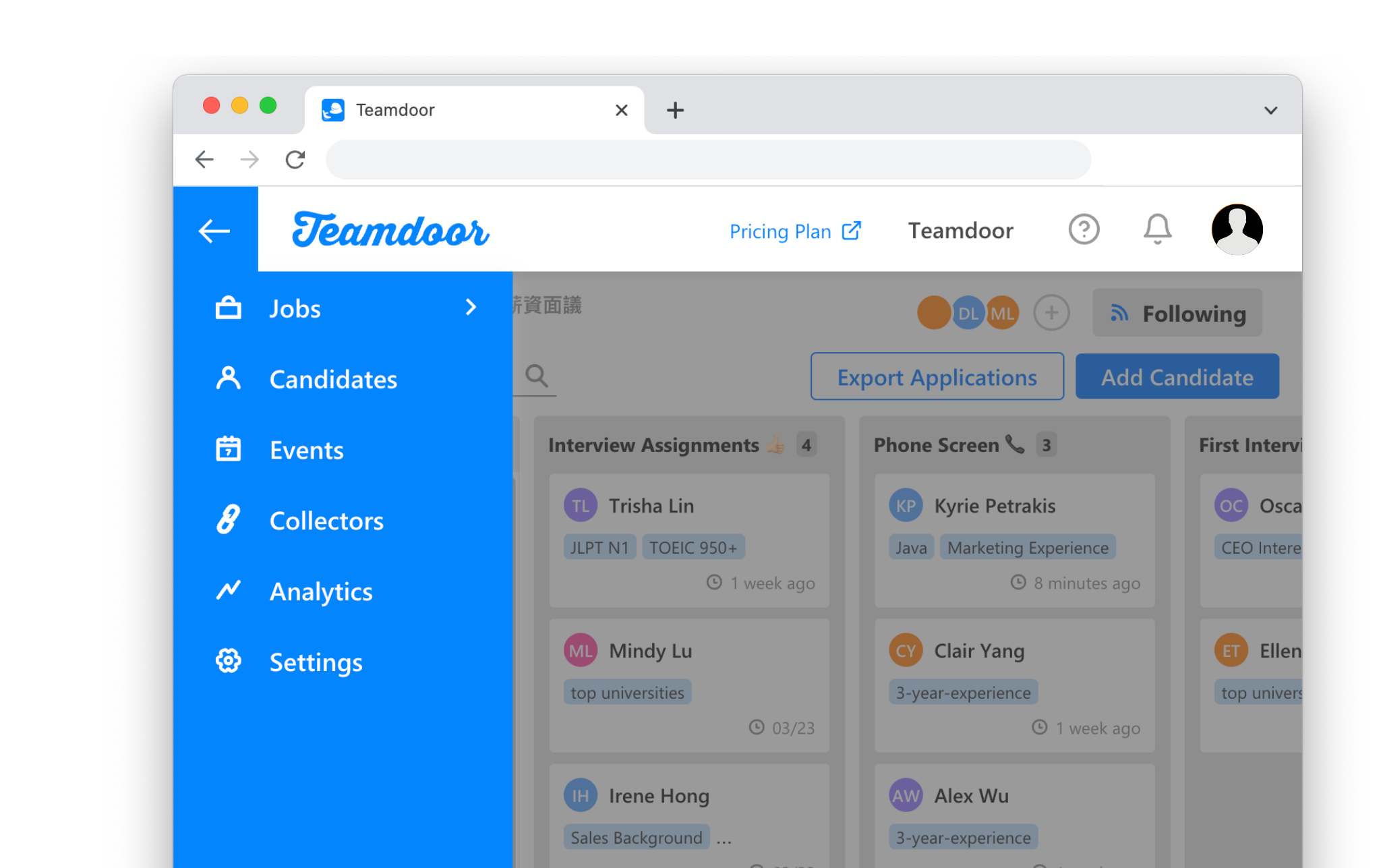  側邊欄位 Sidebar 顯示讓人資夥伴們在分割視窗、或透過其他裝置作業時更加順暢。 